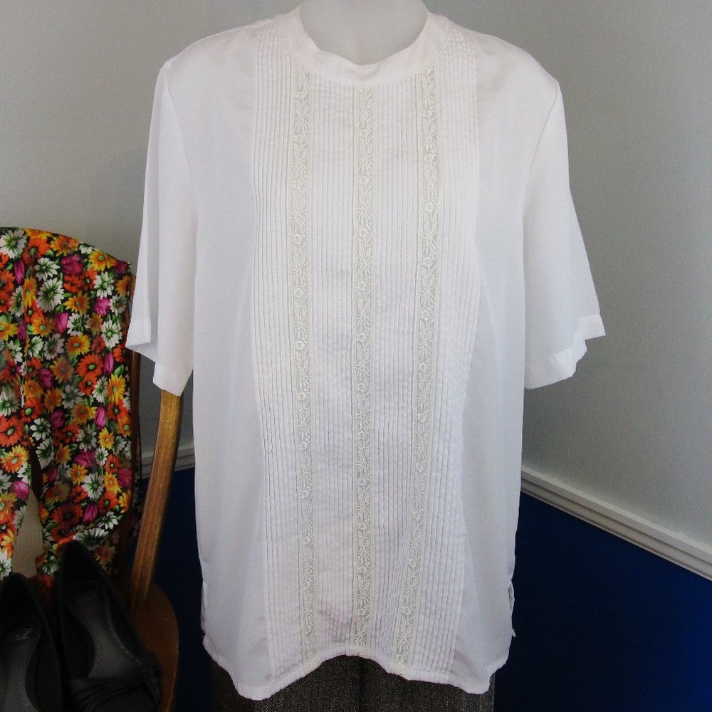 🌺Host Pick🌺 Vintage Pintuck/Lace Front Blouse